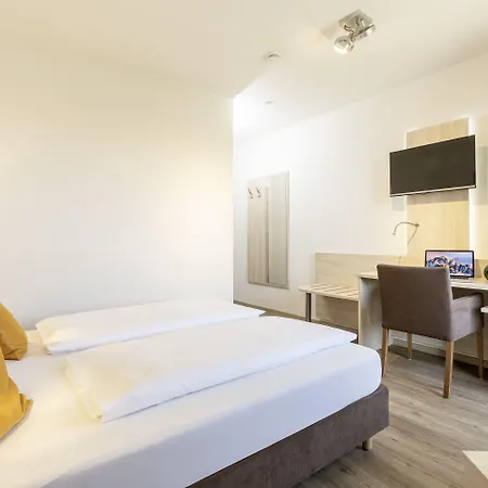 Hotel Am Wiesenweg L 24h Check-in Hausen (Wuerzburg)